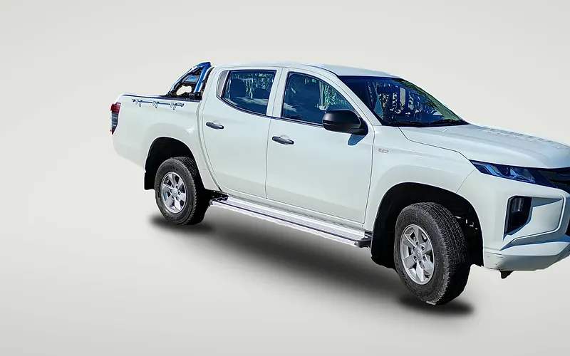 Mitsubishi L200 Katana 2021 blanca, vista lateral tres cuartos